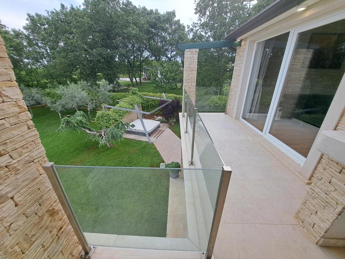 Apartments Villa Sotlar With Pool Umago Esterno foto
