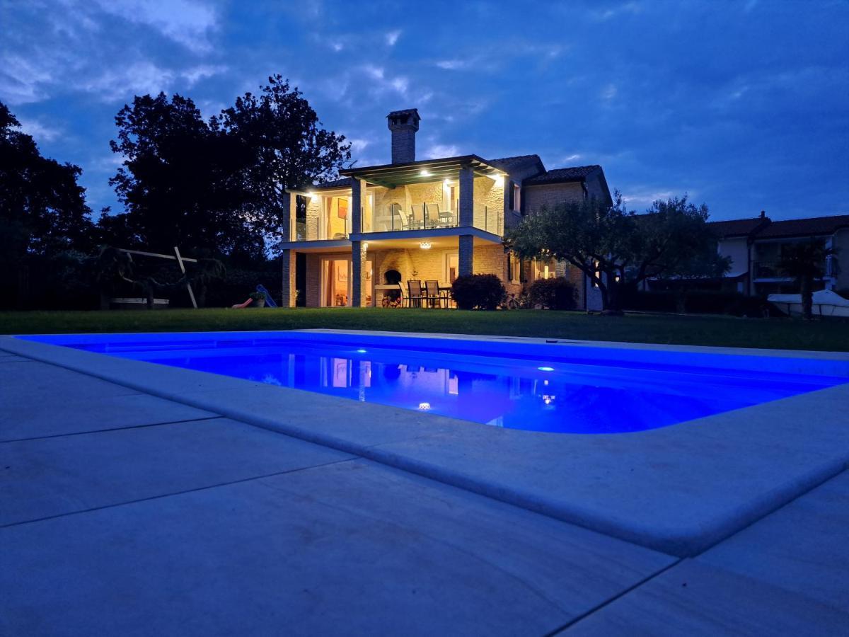 Apartments Villa Sotlar With Pool Umago Esterno foto